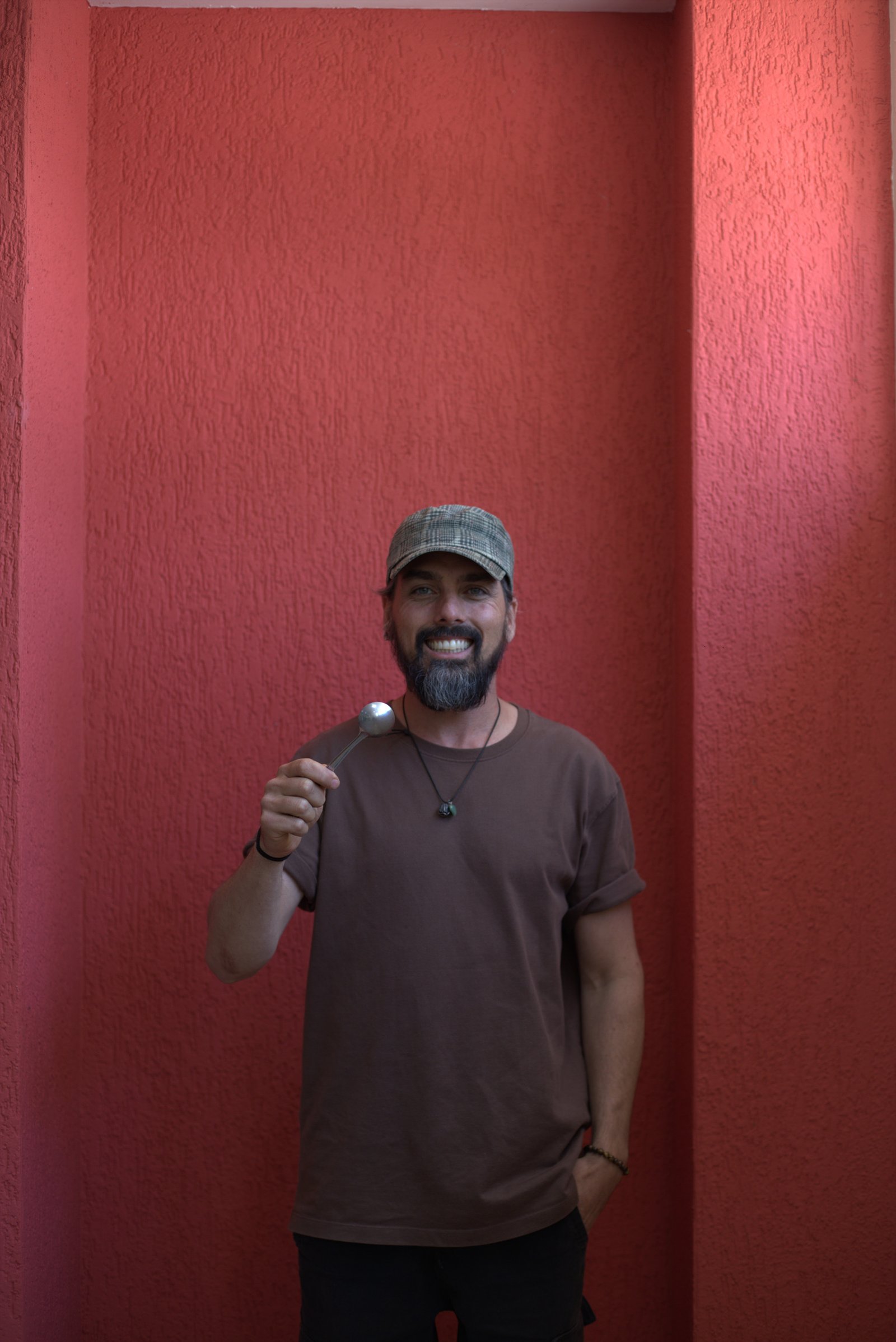 Matheus Levi em retrato editorial, com uma xícara de café na mão