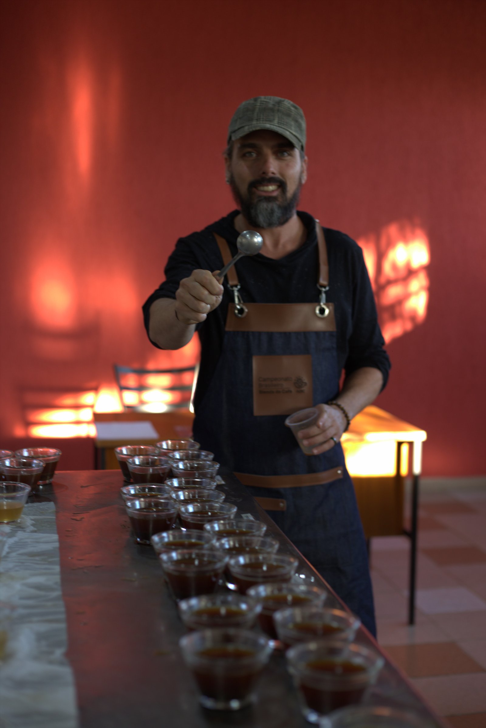Matheus Levi usando avental durante uma sessão de cupping