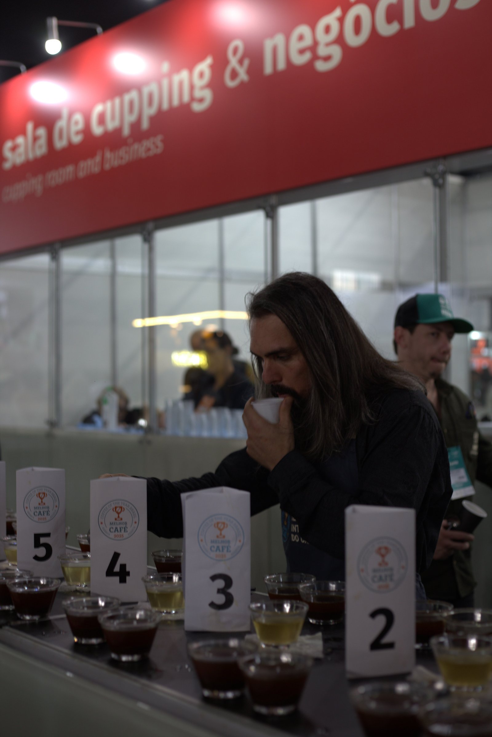 Sala de cupping e negócios em evento de café