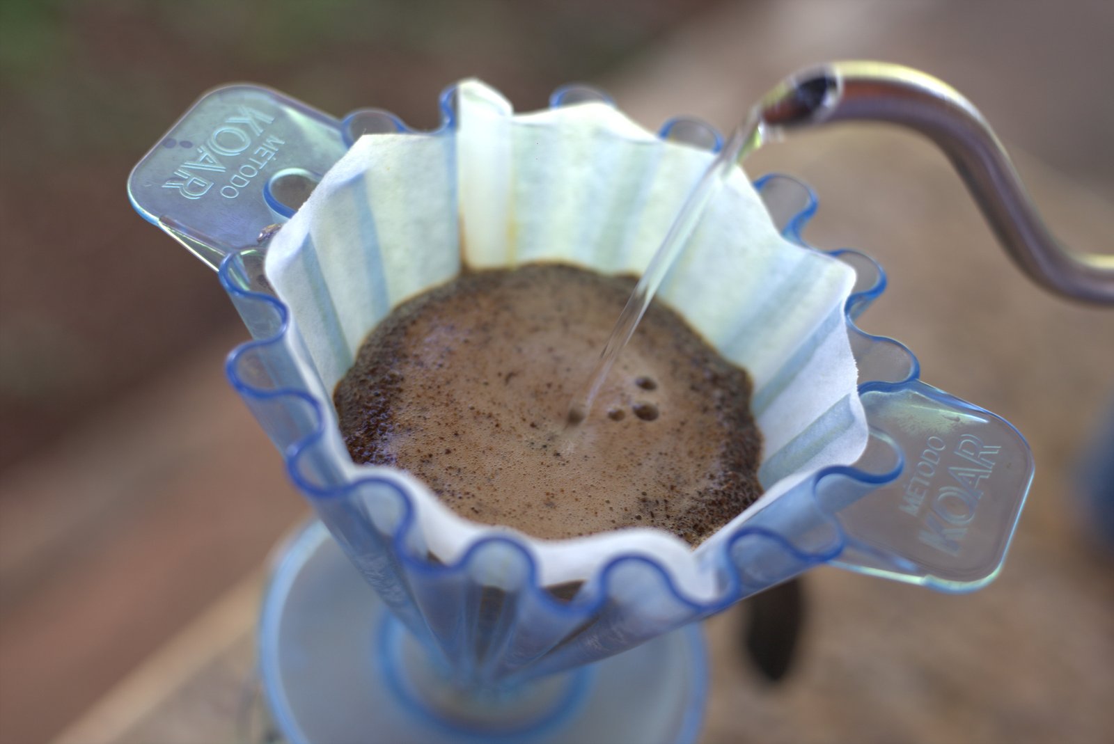 Preparo de café em coador V60